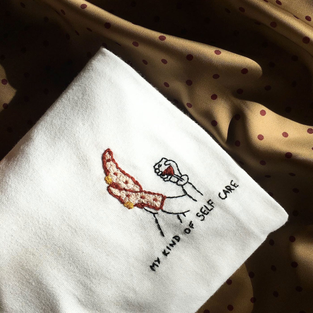 t-shirt brodé à la main My kind of self care
