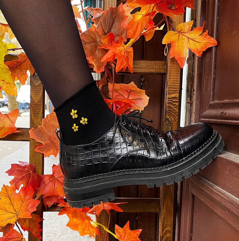 Chaussettes en coton brodées à la main fleurs jaunes