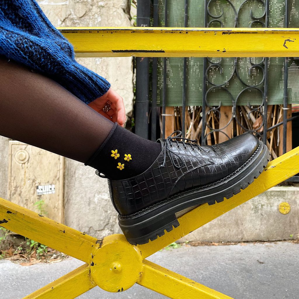 Chaussettes en coton brodées à la main fleurs jaunes