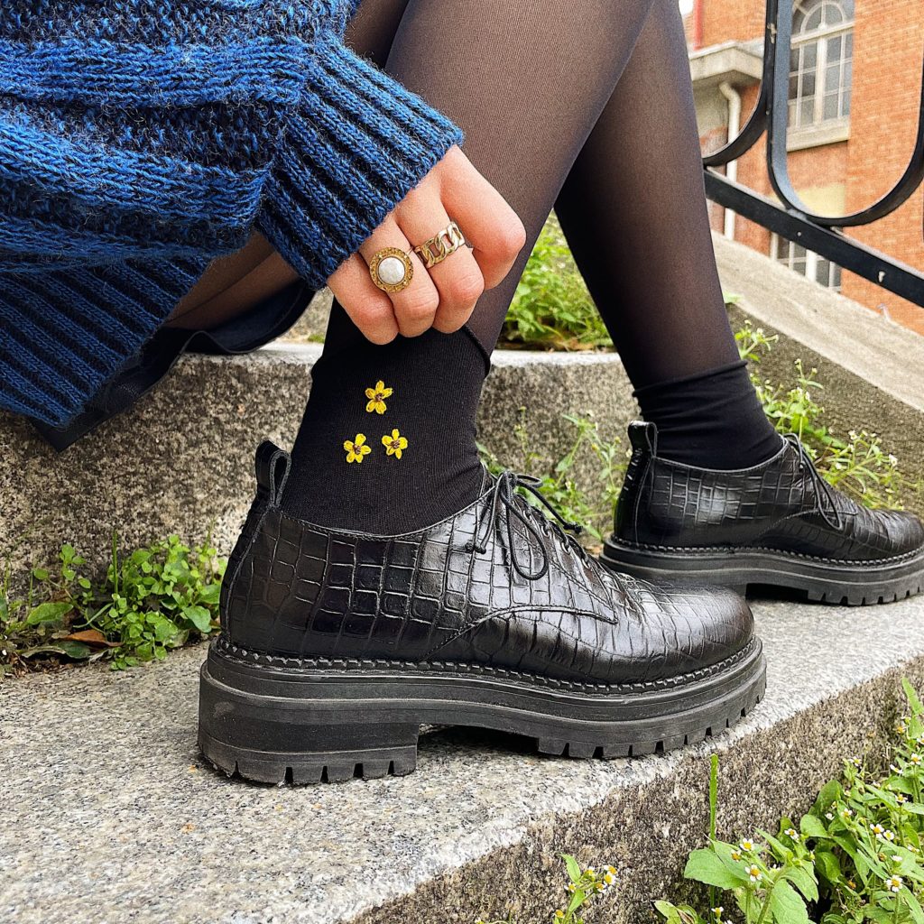 Chaussettes en coton brodées à la main fleurs jaunes