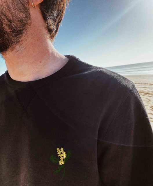 Sweat noir unisexe 100% coton brodé à la main Mimosa