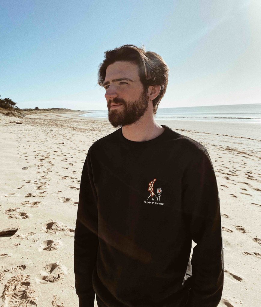 Sweat noir unisexe 100% coton brodé à la main