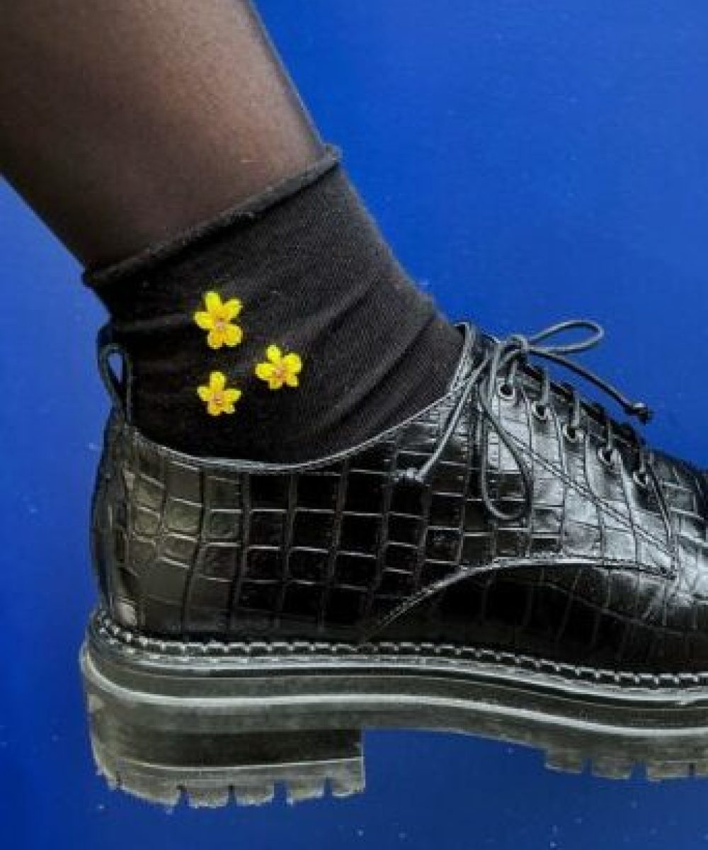 Chaussettes en coton brodées à la main fleurs jaunes