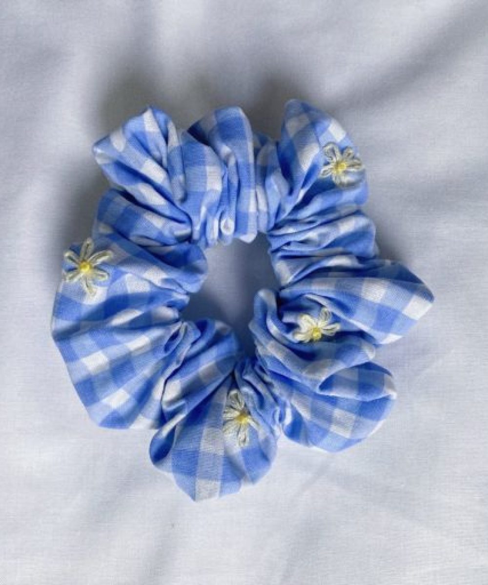 Scrunchie upcyclé brodé à la main marguerites