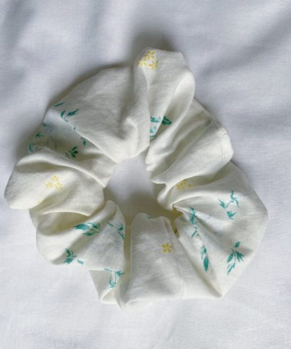 chouchou upcyclé Romy brodé et cousu à la main